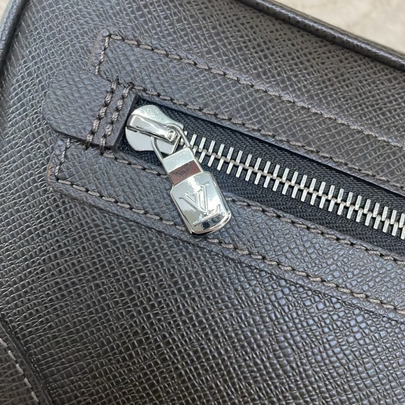 Authentic Louis Vuitton brown travel clutch - Picture 2 of 7